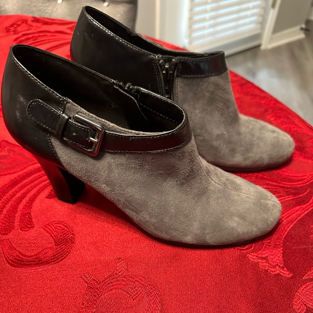 GRAY & BLACK AEROSOLS  ANKLE BOOTS 7 & 1/2 M